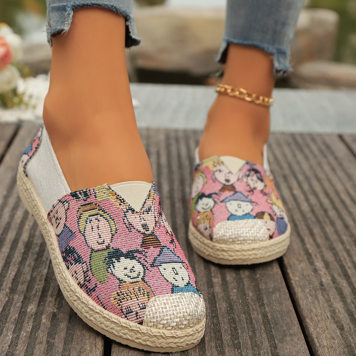 Slip-On-Schuhe der Fisherman-Serie mit gekreuzten Bordüren und Blumenstickerei für Damen, Sommer 2024, aus neuem, altem Pekinger Stoff-Canvas_voghion.com