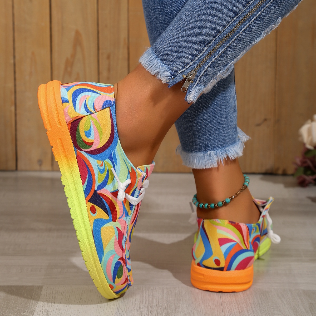 Neue, farbenfrohe, flache Damen-Schnürschuhe im europäischen und amerikanischen Stil mit Graffiti-Print in großen Größen._voghion.com
