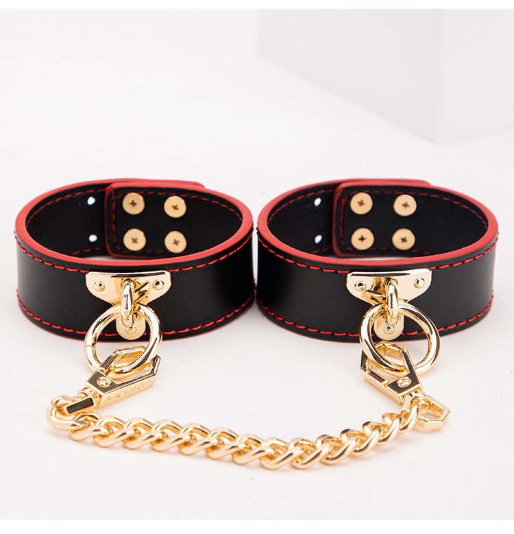 LuvBox SM Sex Toys Set Manette per mani e piedi Collare con catena di ferro da trazione Frusta con nappe in pelle di alta qualità_voghion.com