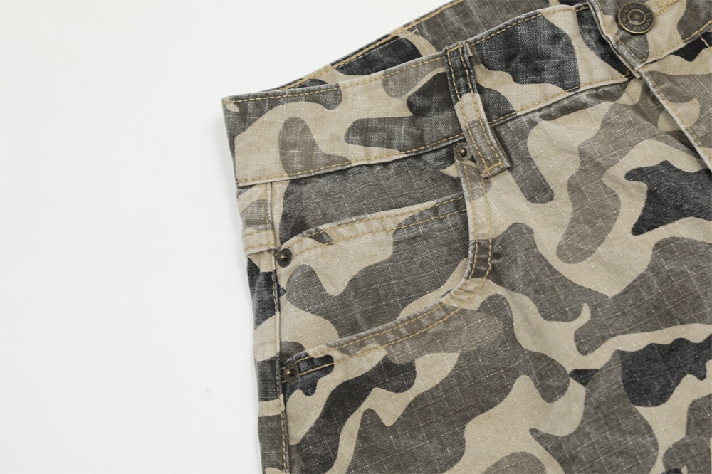 Europäische und amerikanische Streetwear-Mode, Camouflage-Scimitar-Herren-Jeanshose, Outdoor-Sportdesign, plissiert, locker geschnitten_voghion.com