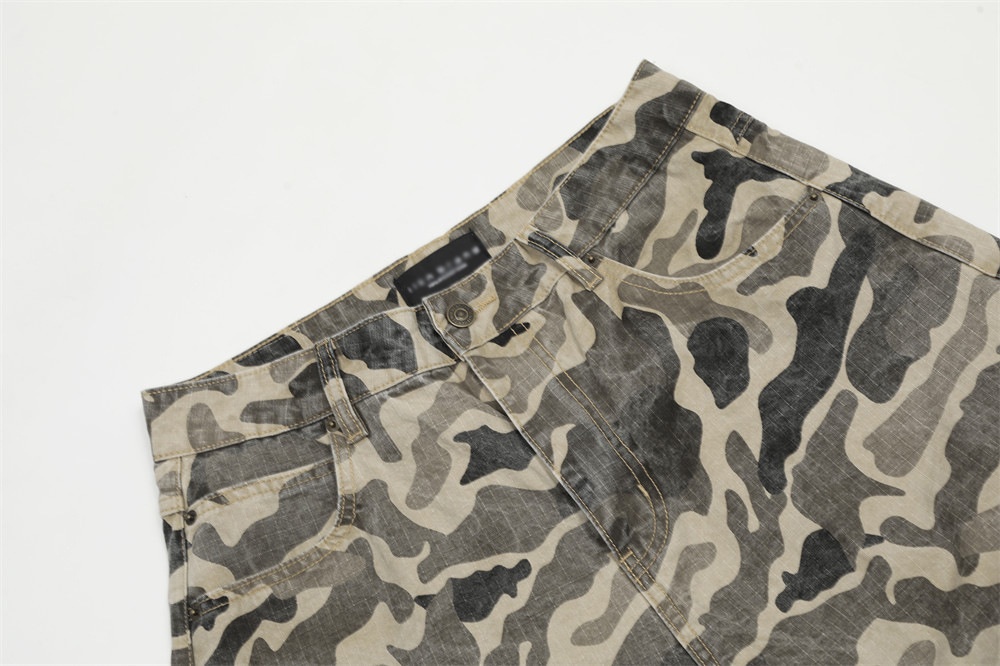 Europäische und amerikanische Streetwear-Mode, Camouflage-Scimitar-Herren-Jeanshose, Outdoor-Sportdesign, plissiert, locker geschnitten_voghion.com