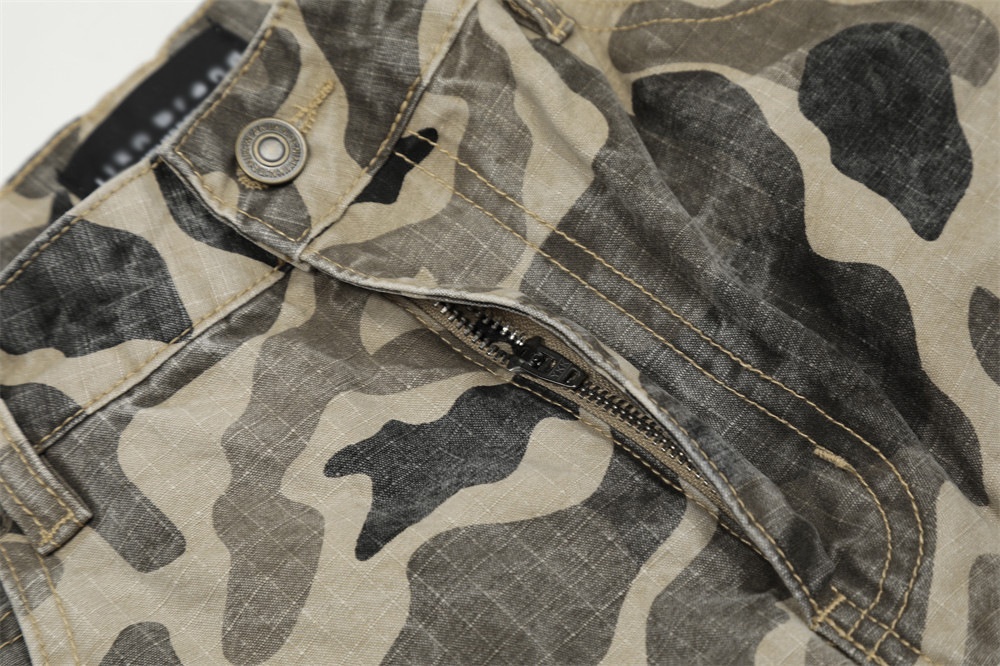 Europäische und amerikanische Streetwear-Mode, Camouflage-Scimitar-Herren-Jeanshose, Outdoor-Sportdesign, plissiert, locker geschnitten_voghion.com