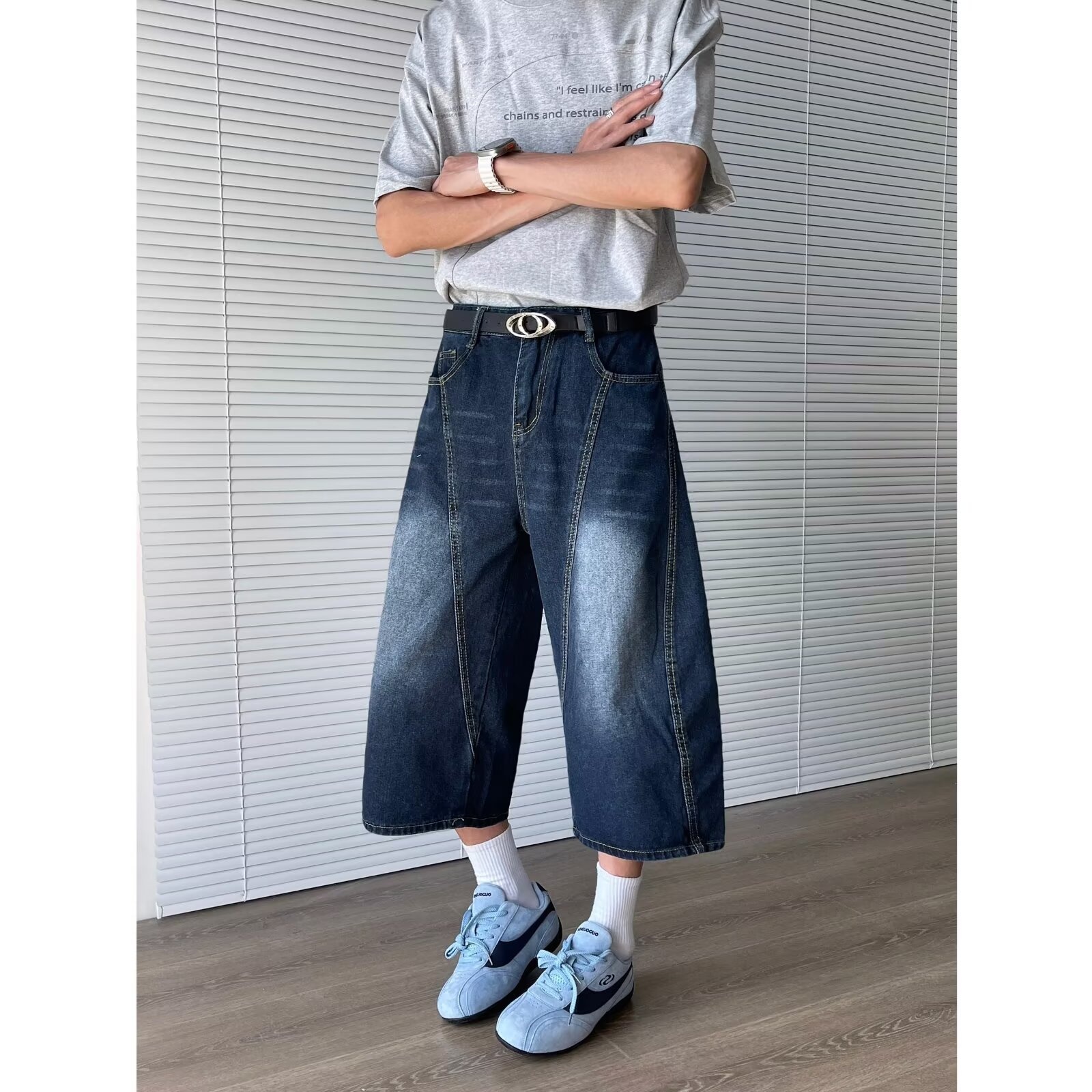 Pantalon Capri en denim bleu marine brodé de lettres cimeterres pour homme, style européen, été, style rétro américain, coupe ample et décontractée._voghion.com