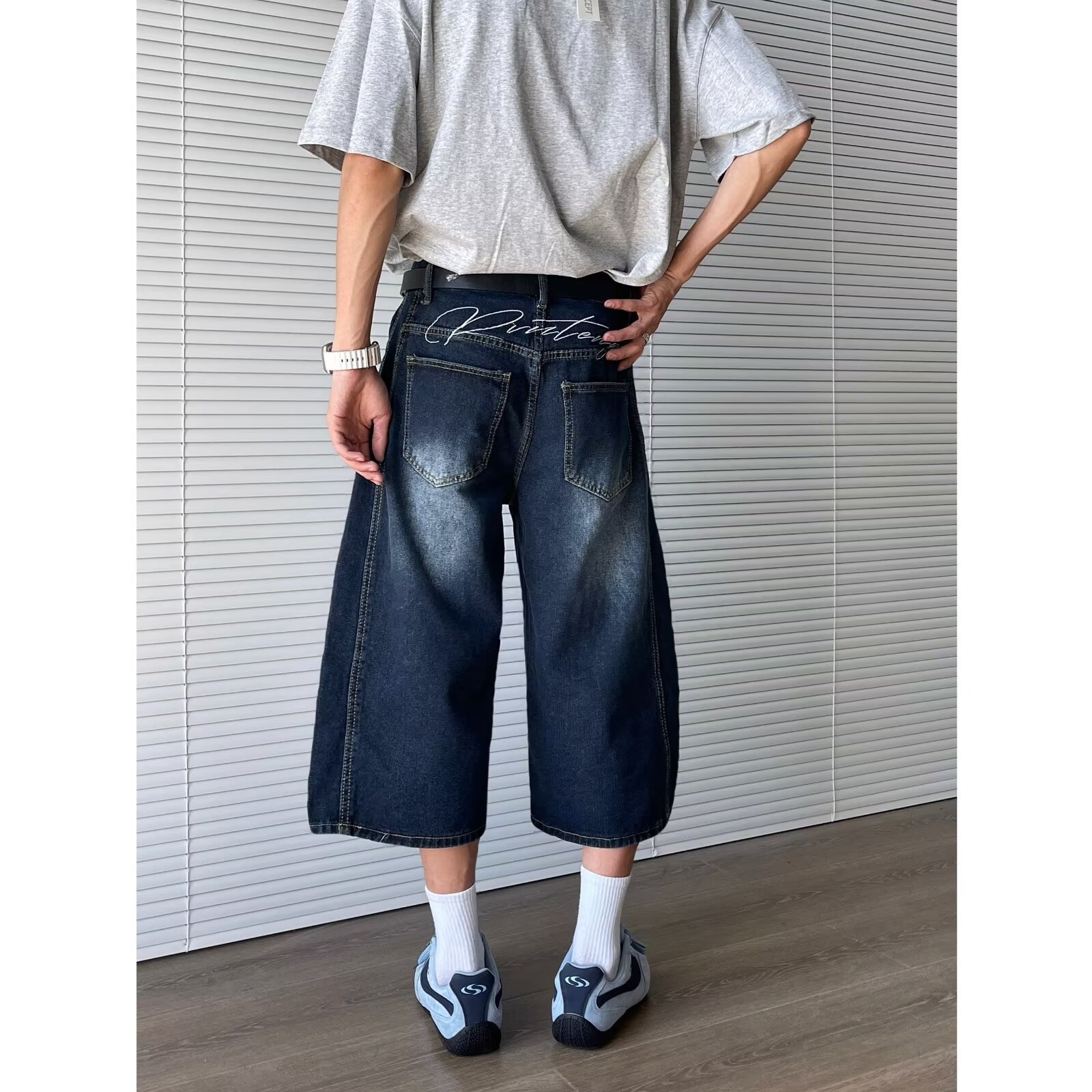 Pantalon Capri en denim bleu marine brodé de lettres cimeterres pour homme, style européen, été, style rétro américain, coupe ample et décontractée._voghion.com