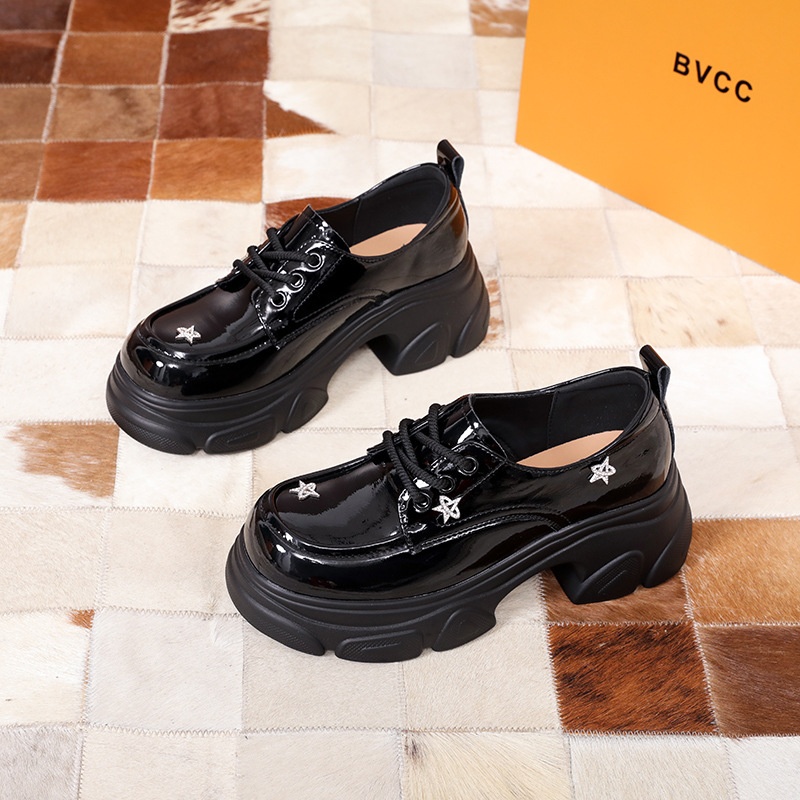 Em estoque Jingyi, modelo autêntico da nova coleção primavera 2025, mocassins de salto alto com sola grossa, cano único, em couro, para mulheres._voghion.com