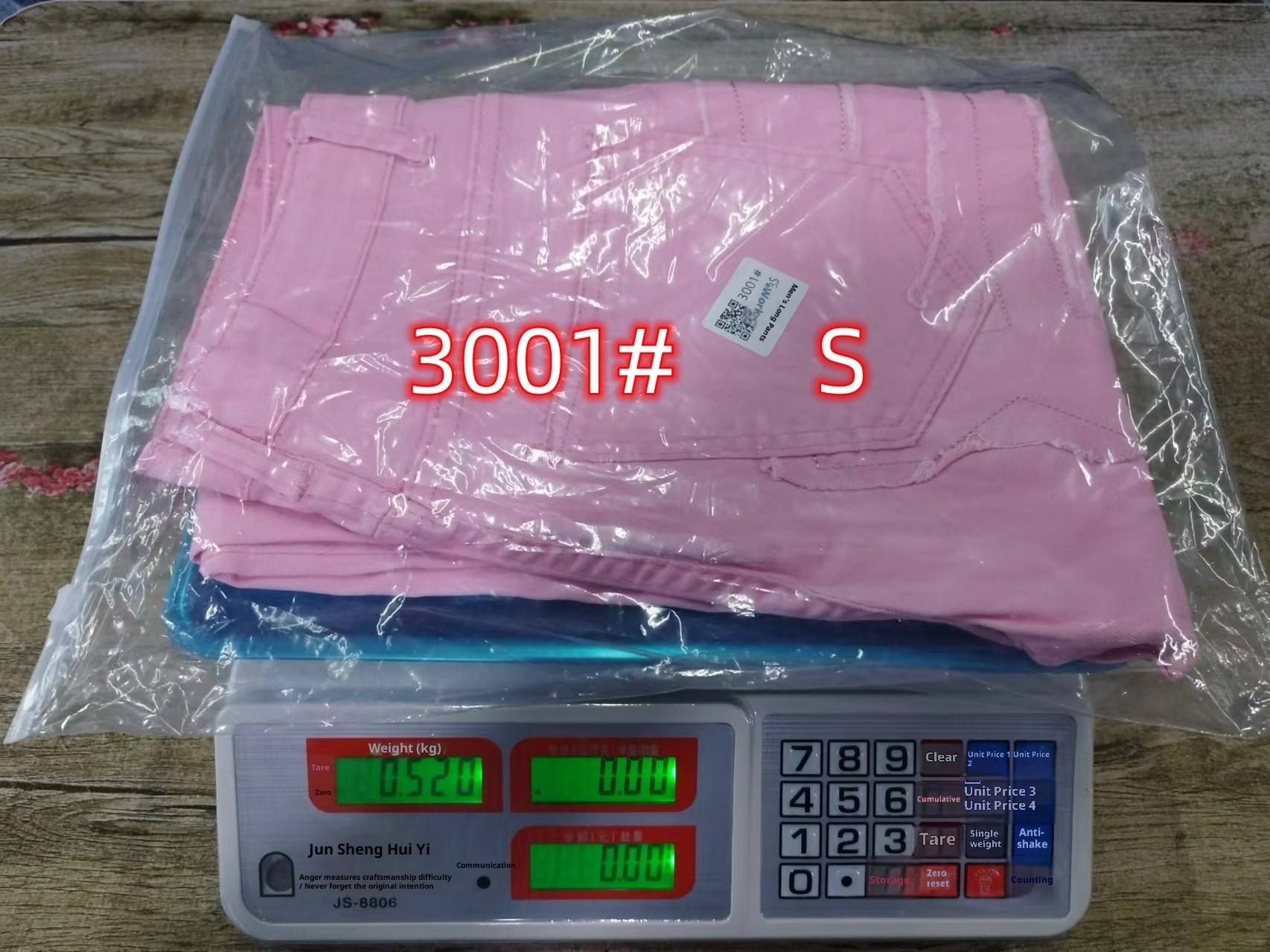 Europäischer und amerikanischer Außenhandel: Neuer Streetstyle für Herrenjeans – gerader, leicht ausgestellter Schnitt_voghion.com