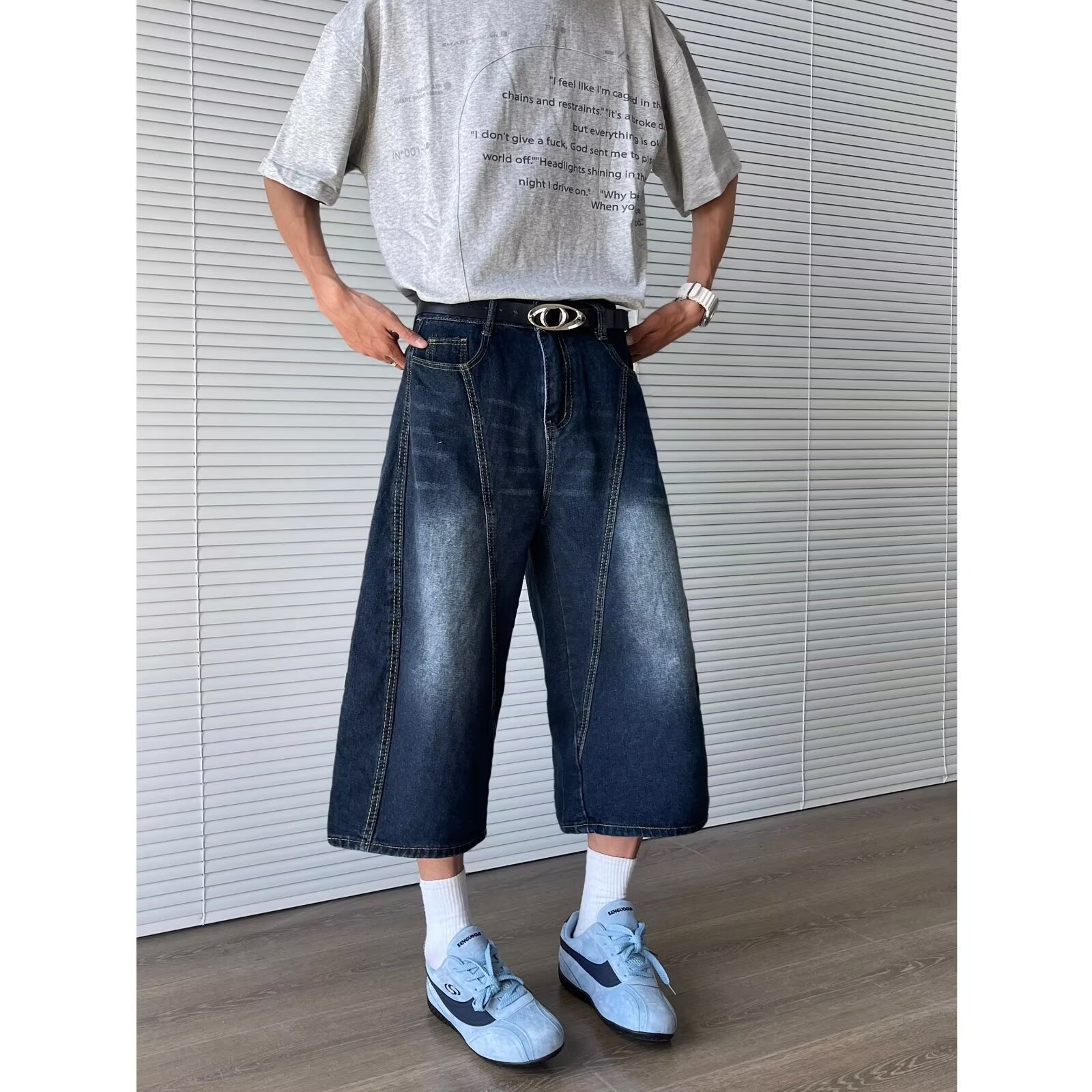 Pantalon Capri en denim bleu marine brodé de lettres cimeterres pour homme, style européen, été, style rétro américain, coupe ample et décontractée._voghion.com