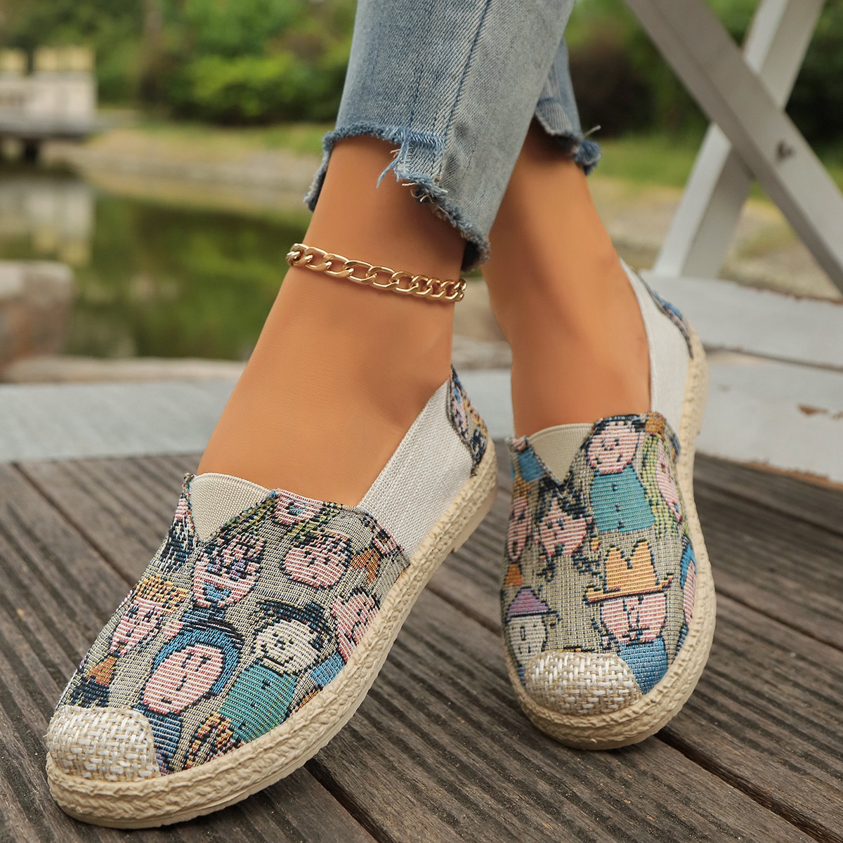 Slip-On-Schuhe der Fisherman-Serie mit gekreuzten Bordüren und Blumenstickerei für Damen, Sommer 2024, aus neuem, altem Pekinger Stoff-Canvas_voghion.com