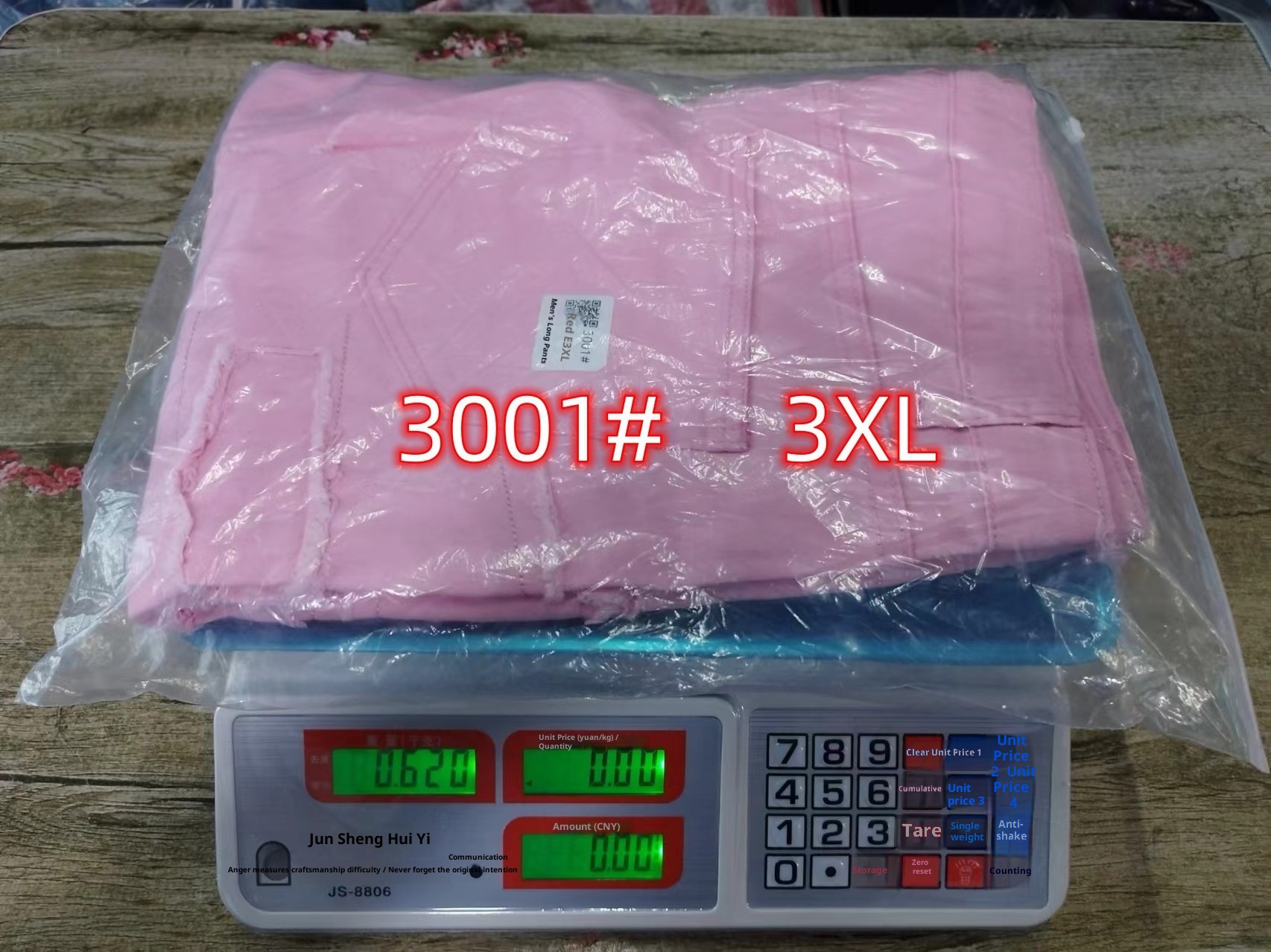 Europäischer und amerikanischer Außenhandel: Neuer Streetstyle für Herrenjeans – gerader, leicht ausgestellter Schnitt_voghion.com