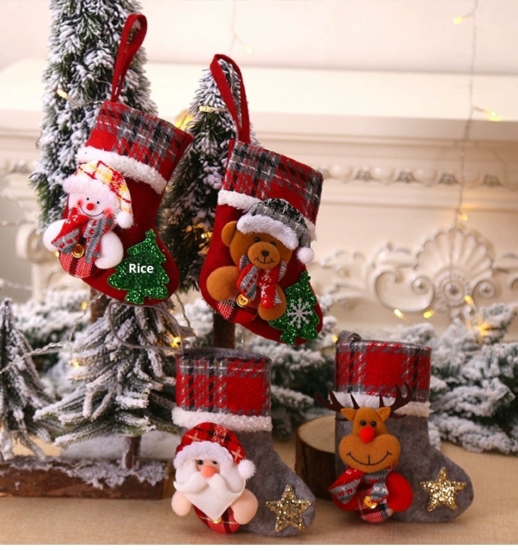 Lillian Neue Dekorationen Strümpfe Baumschmuck Kleine 3D karierte Stoff-Weihnachtsmannpuppe Weihnachtssocken_voghion.com