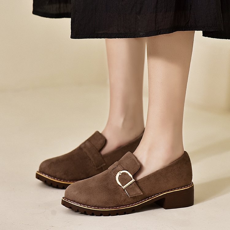 Plus size loafers voor vrouwen 2024 lente nieuwe mode riem gesp instappers suède oppervlak vierkante hak moeder schoenen_voghion.com