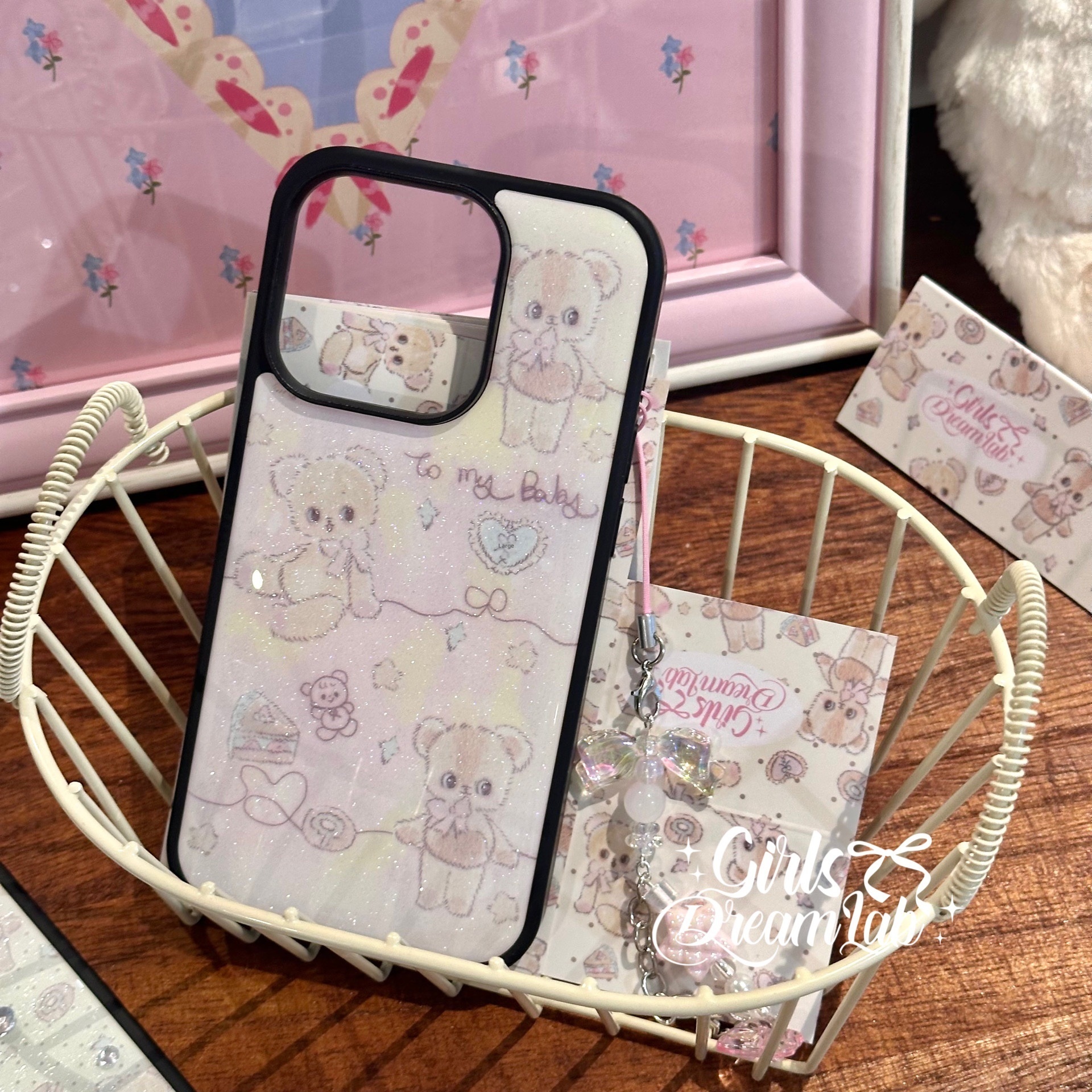 TechGlobe Original Cream Series Plüschbär, Epoxidharz, schwarzer Rahmen, rosa-blaue, niedliche Handyhülle mit großem Loch für iPhone_voghion.com