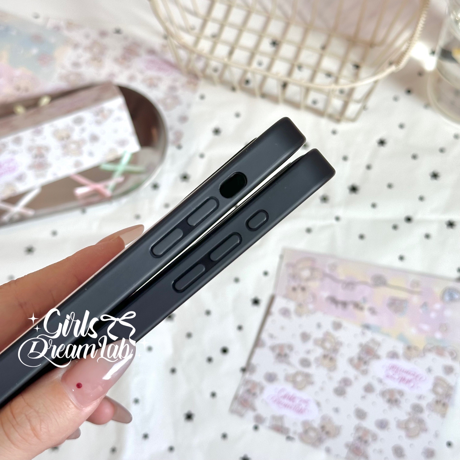 TechGlobe Original Cream Series Plüschbär, Epoxidharz, schwarzer Rahmen, rosa-blaue, niedliche Handyhülle mit großem Loch für iPhone_voghion.com