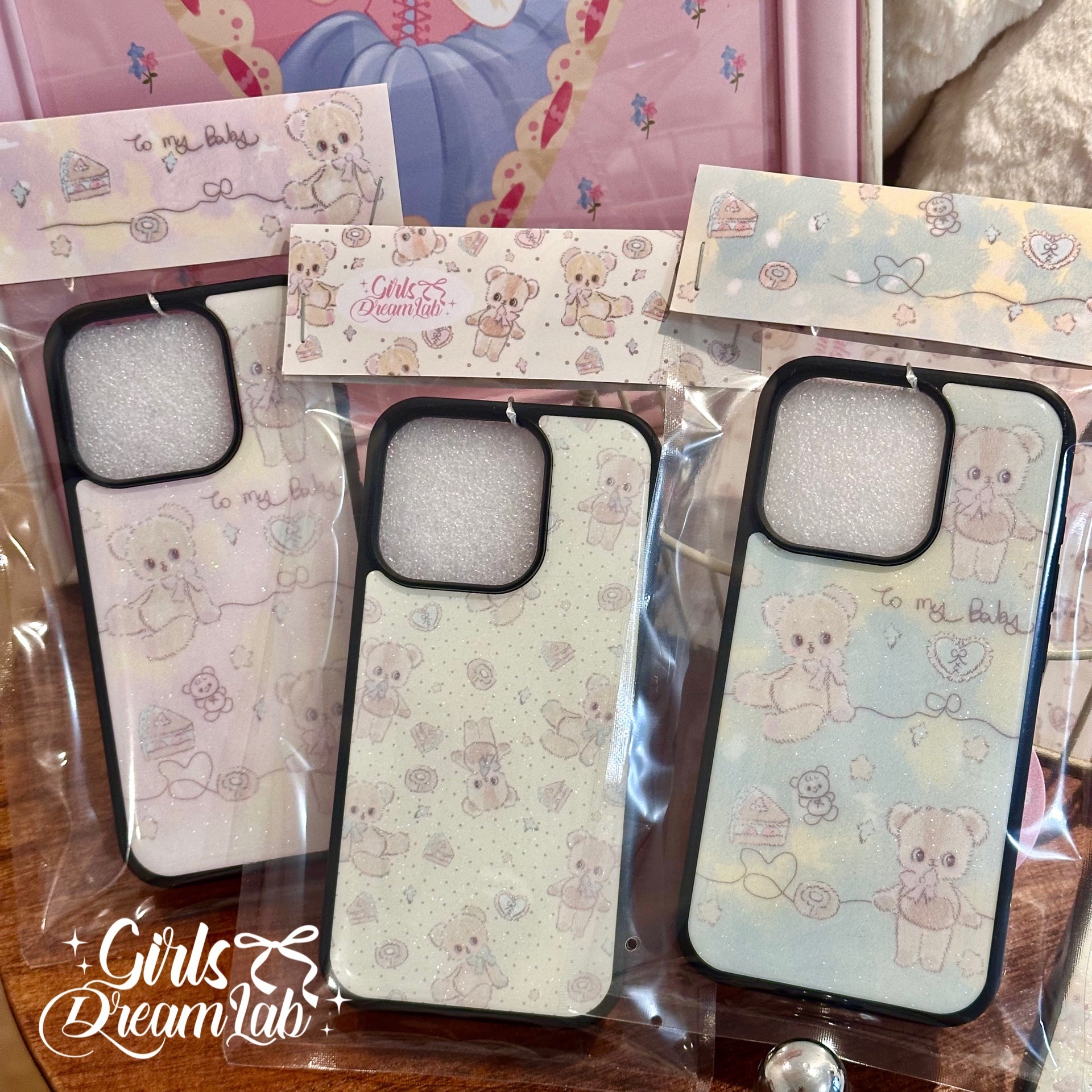 TechGlobe Original Cream Series Plüschbär, Epoxidharz, schwarzer Rahmen, rosa-blaue, niedliche Handyhülle mit großem Loch für iPhone_voghion.com