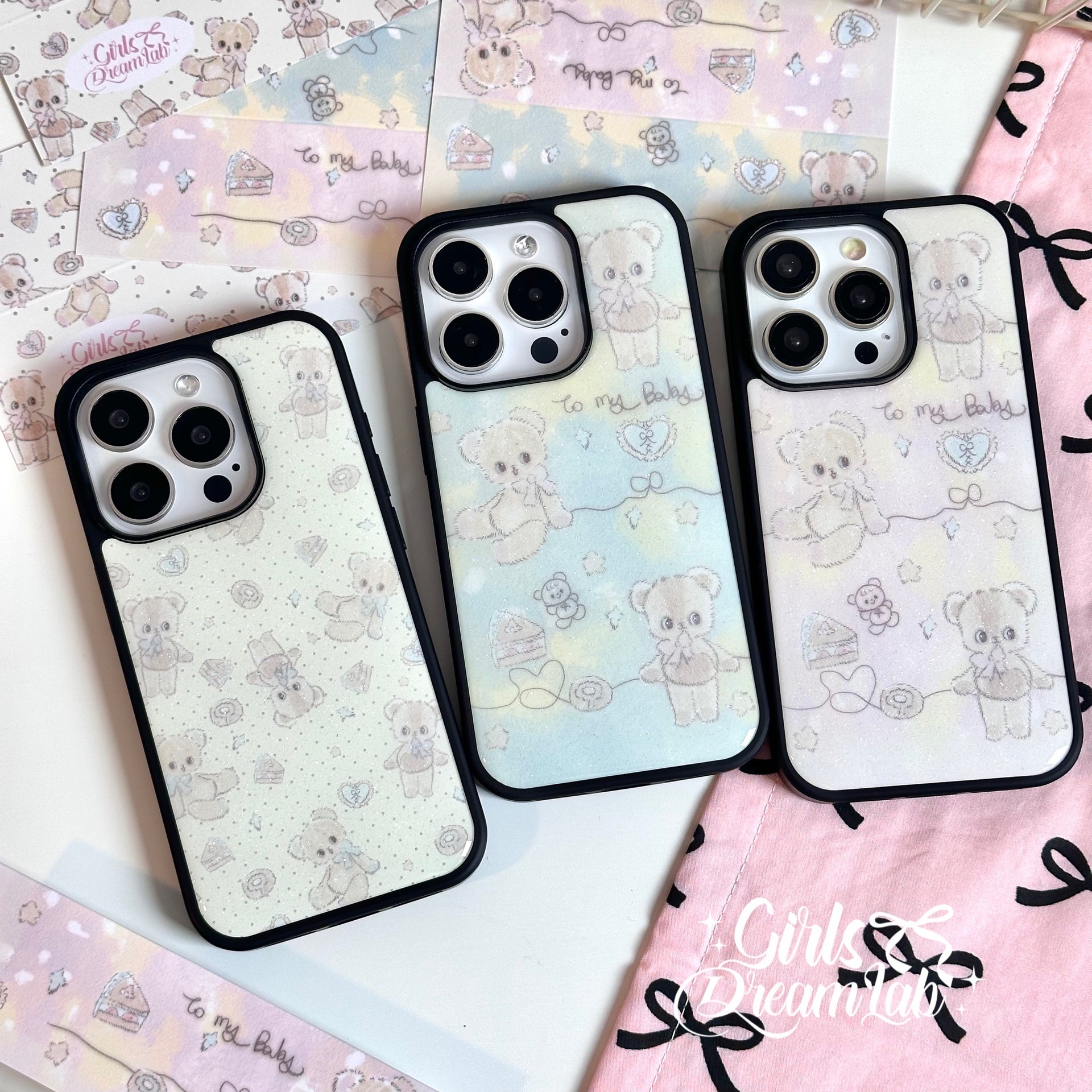 TechGlobe Original Cream Series Plüschbär, Epoxidharz, schwarzer Rahmen, rosa-blaue, niedliche Handyhülle mit großem Loch für iPhone_voghion.com