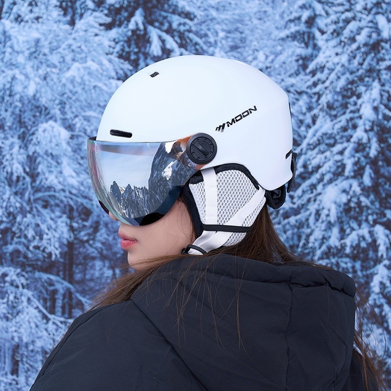 001 Ski Aziatische hoofdvorm beschermende uitrusting voor mannen en vrouwen harde helm anti-botsing met bril eendelig ontwerp_voghion.com