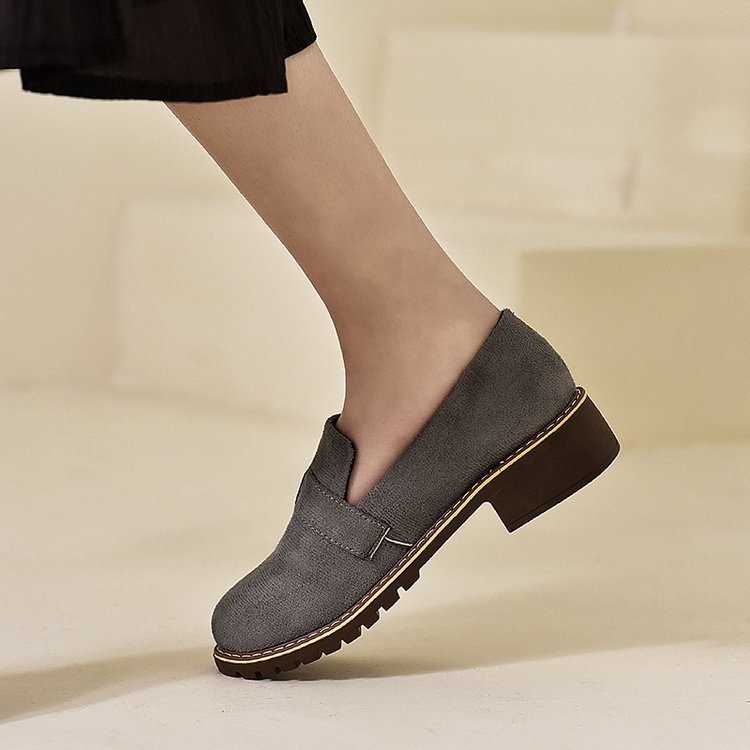 Plus size loafers voor vrouwen 2024 lente nieuwe mode riem gesp instappers suède oppervlak vierkante hak moeder schoenen_voghion.com