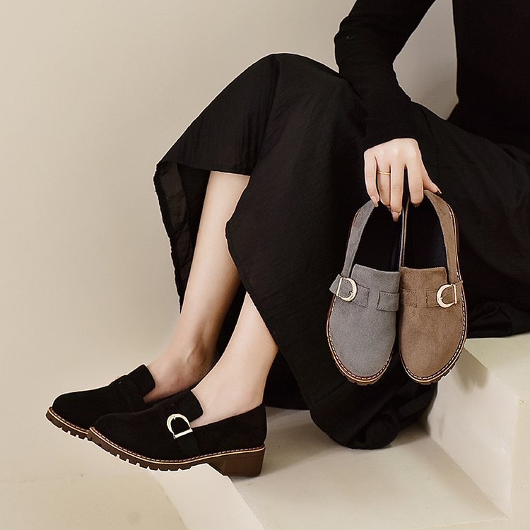 Plus size loafers voor vrouwen 2024 lente nieuwe mode riem gesp instappers suède oppervlak vierkante hak moeder schoenen_voghion.com