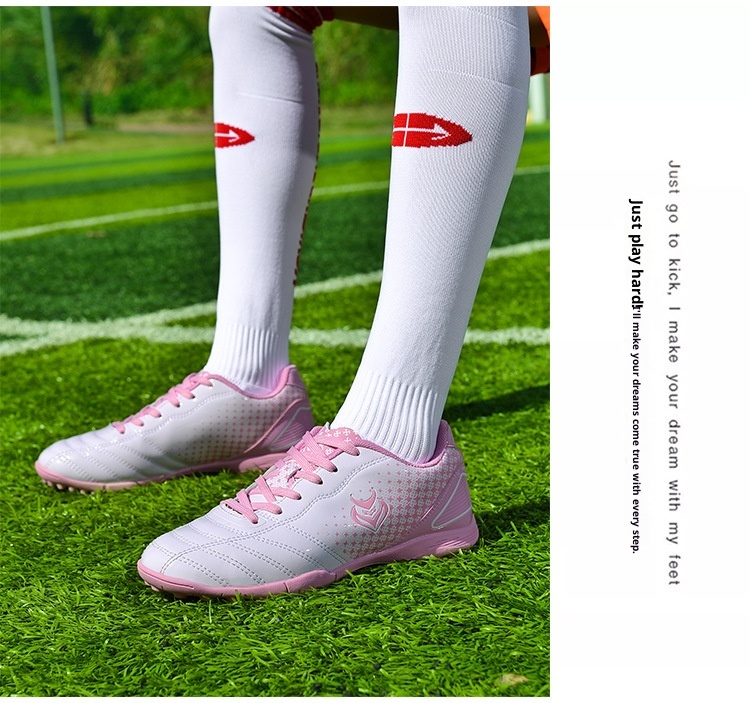 Zapatillas de entrenamiento de fútbol para mujer, estilo coreano, con tachuelas, para niños y niñas, de ShoeGlobe Wholesale. Disponibles en color rosa._voghion.com