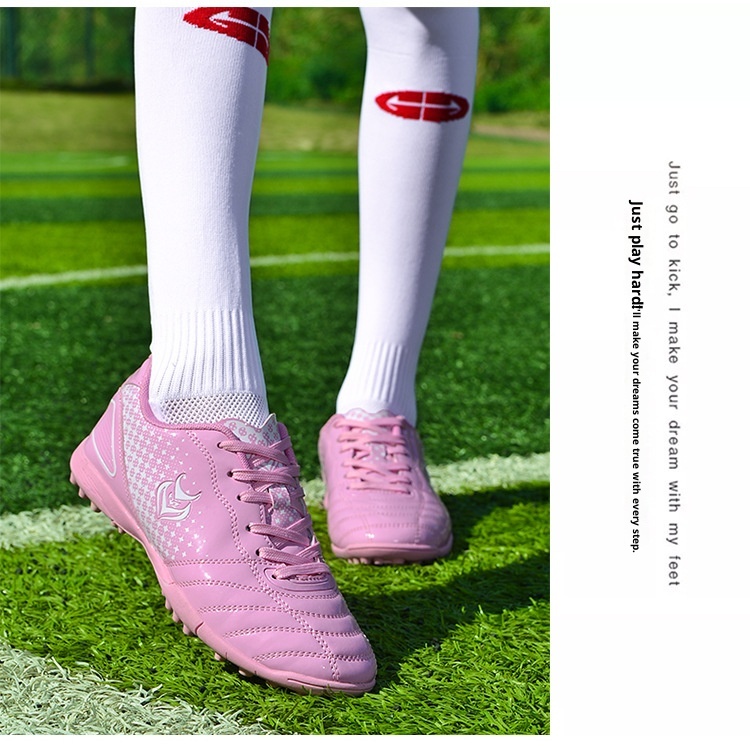 Zapatillas de entrenamiento de fútbol para mujer, estilo coreano, con tachuelas, para niños y niñas, de ShoeGlobe Wholesale. Disponibles en color rosa._voghion.com