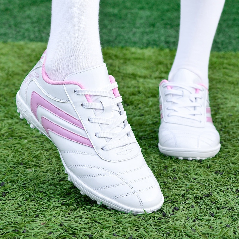 Zapatillas de entrenamiento de fútbol para mujer, estilo coreano, con tachuelas, para niños y niñas, de ShoeGlobe Wholesale. Disponibles en color rosa._voghion.com