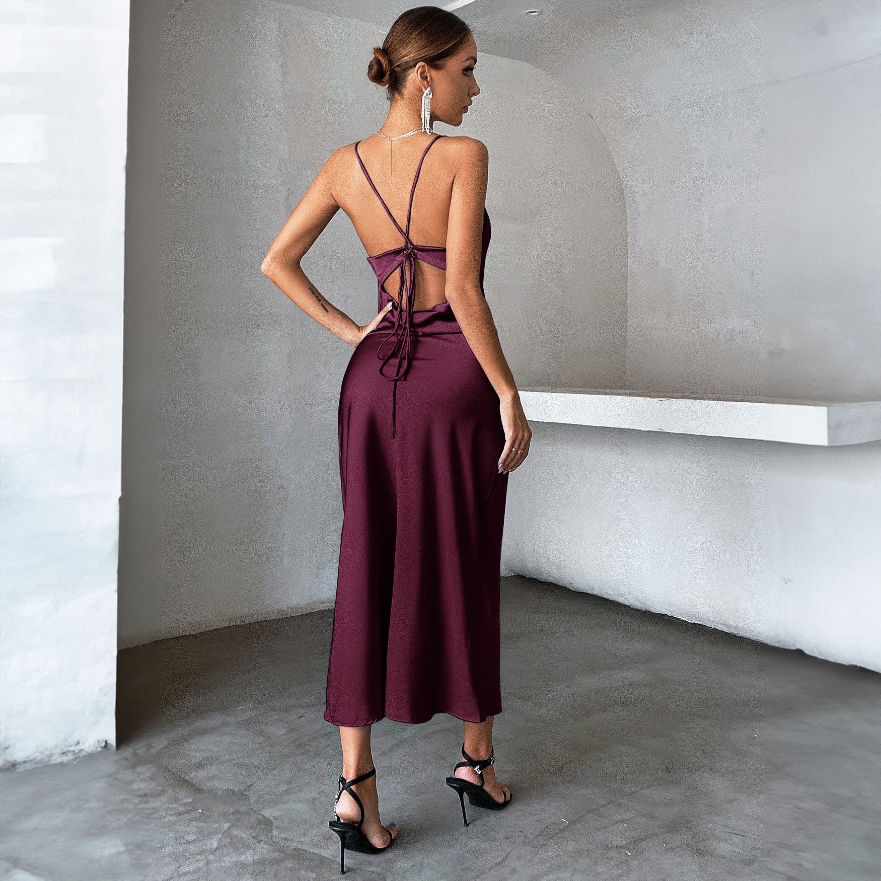 ChicShe – Europäischer und amerikanischer Stil, grenzüberschreitend, Sommer 2024, neue Mode, ärmellos, figurbetont, sexy, in reinem Schwarz, mit Trägern_voghion.com