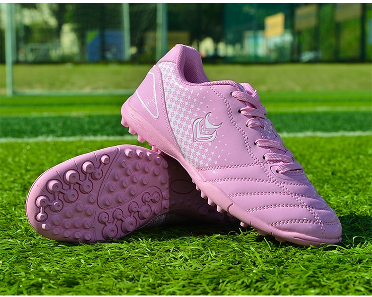 Zapatillas de entrenamiento de fútbol para mujer, estilo coreano, con tachuelas, para niños y niñas, de ShoeGlobe Wholesale. Disponibles en color rosa._voghion.com