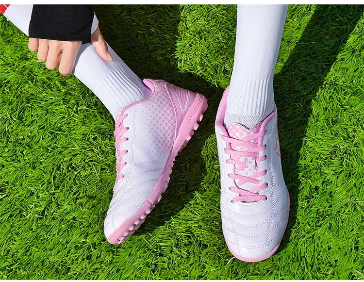 Zapatillas de entrenamiento de fútbol para mujer, estilo coreano, con tachuelas, para niños y niñas, de ShoeGlobe Wholesale. Disponibles en color rosa._voghion.com