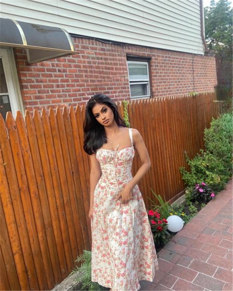 Elegantes Kleid von ChicShe im europäisch-amerikanischen Stil mit französischem Blumenmuster, Trägern, Fischgrätengürtel in der Taille und Schlitz._voghion.com