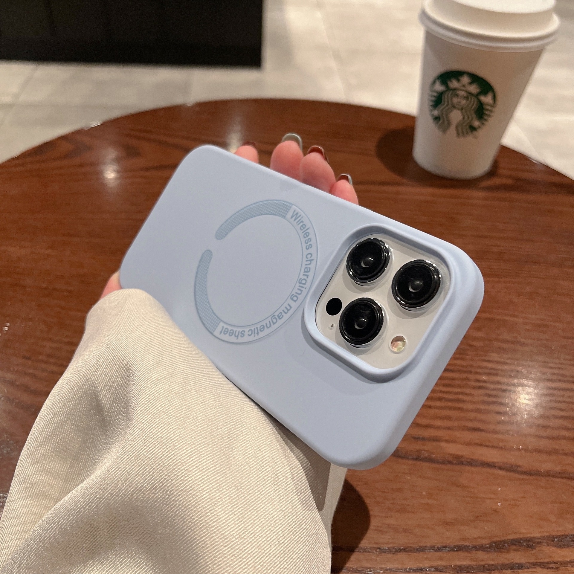 Étui de téléphone TechGlobe compatible avec iPhone 17 Pro Max, chargement magnétique liquide, en silicone avec large ouverture, protection antichoc 14 pouces_voghion.com