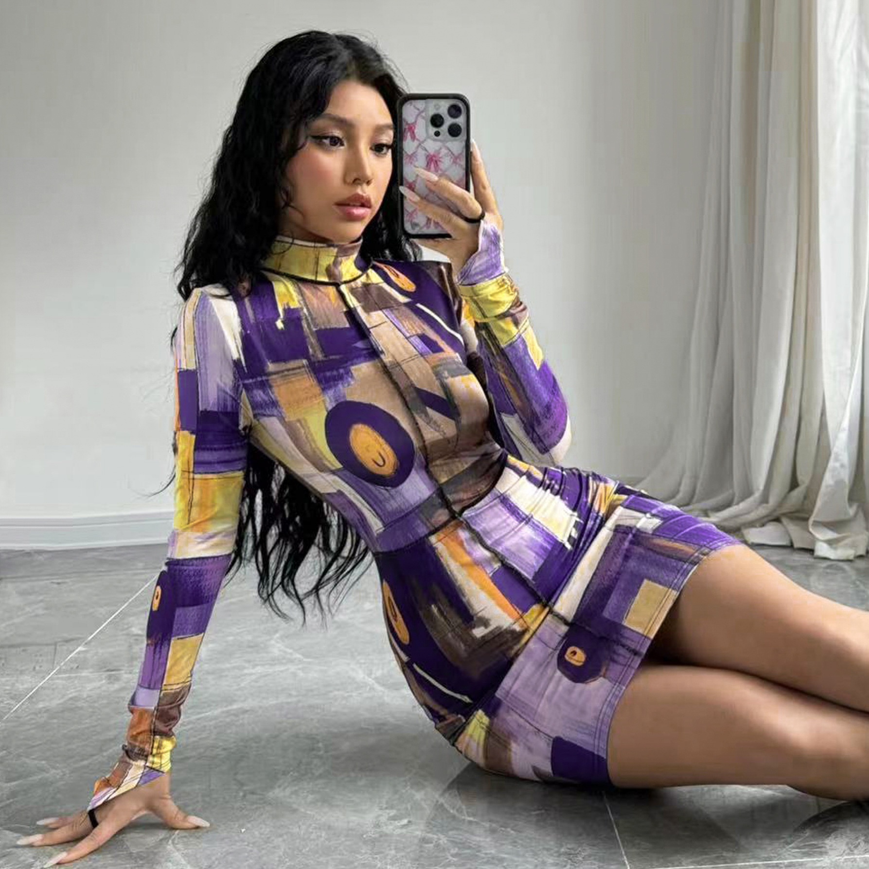 ChicShe Collection Printemps 2025 - Robe moulante courte à manches longues et col montant, imprimé peinture à l'huile, collection femme, vente en gros_voghion.com