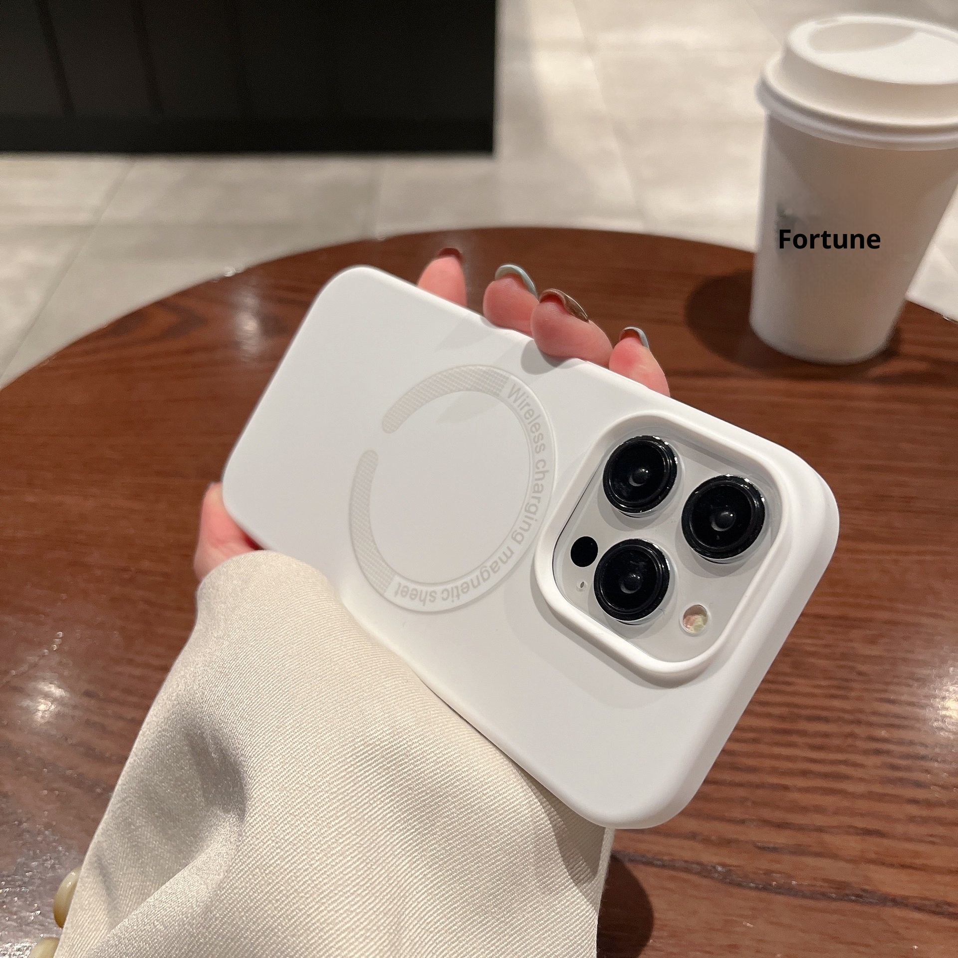 Étui de téléphone TechGlobe compatible avec iPhone 17 Pro Max, chargement magnétique liquide, en silicone avec large ouverture, protection antichoc 14 pouces_voghion.com