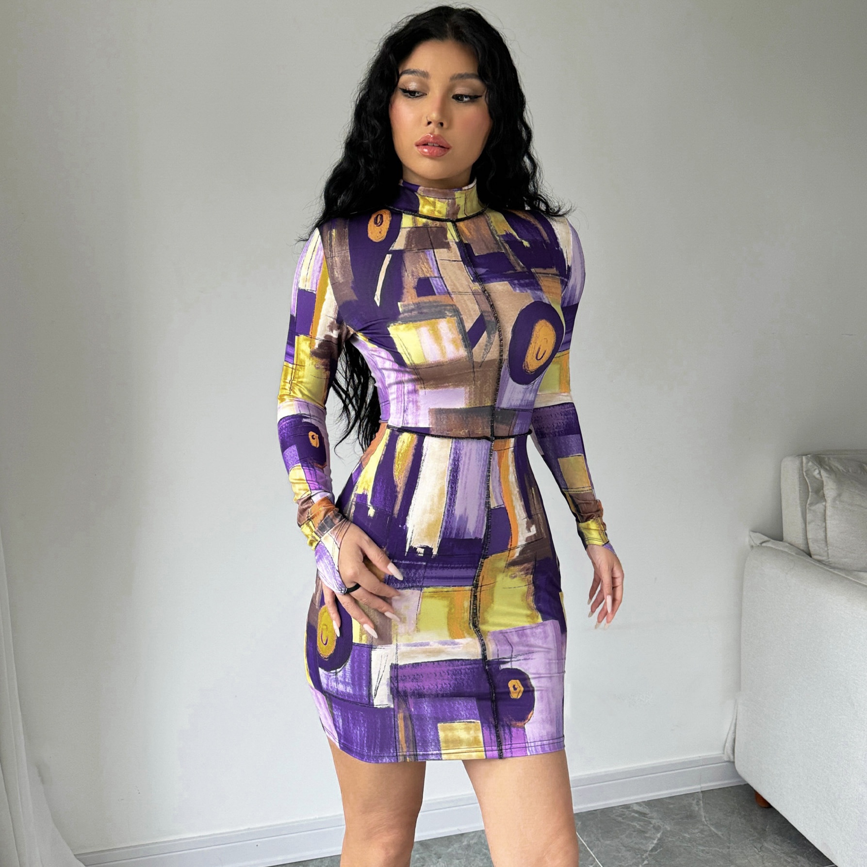 ChicShe Collection Printemps 2025 - Robe moulante courte à manches longues et col montant, imprimé peinture à l'huile, collection femme, vente en gros_voghion.com