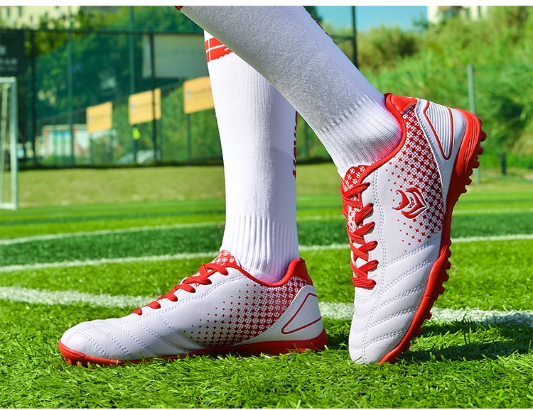 Zapatillas de entrenamiento de fútbol para mujer, estilo coreano, con tachuelas, para niños y niñas, de ShoeGlobe Wholesale. Disponibles en color rosa._voghion.com