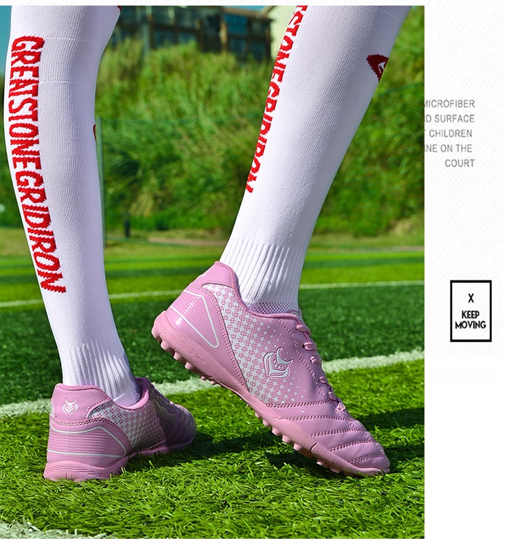 Zapatillas de entrenamiento de fútbol para mujer, estilo coreano, con tachuelas, para niños y niñas, de ShoeGlobe Wholesale. Disponibles en color rosa._voghion.com