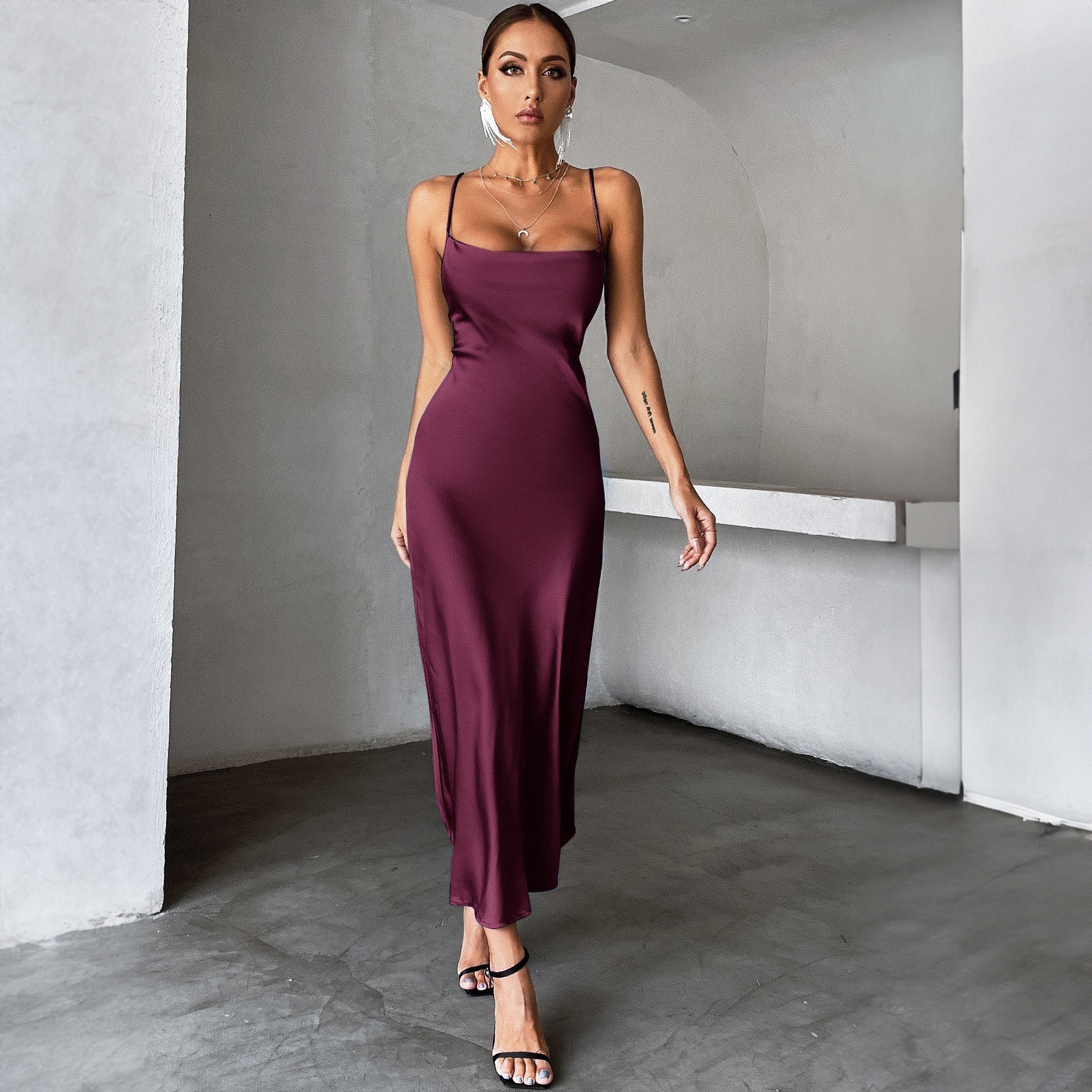 ChicShe – Europäischer und amerikanischer Stil, grenzüberschreitend, Sommer 2024, neue Mode, ärmellos, figurbetont, sexy, in reinem Schwarz, mit Trägern_voghion.com