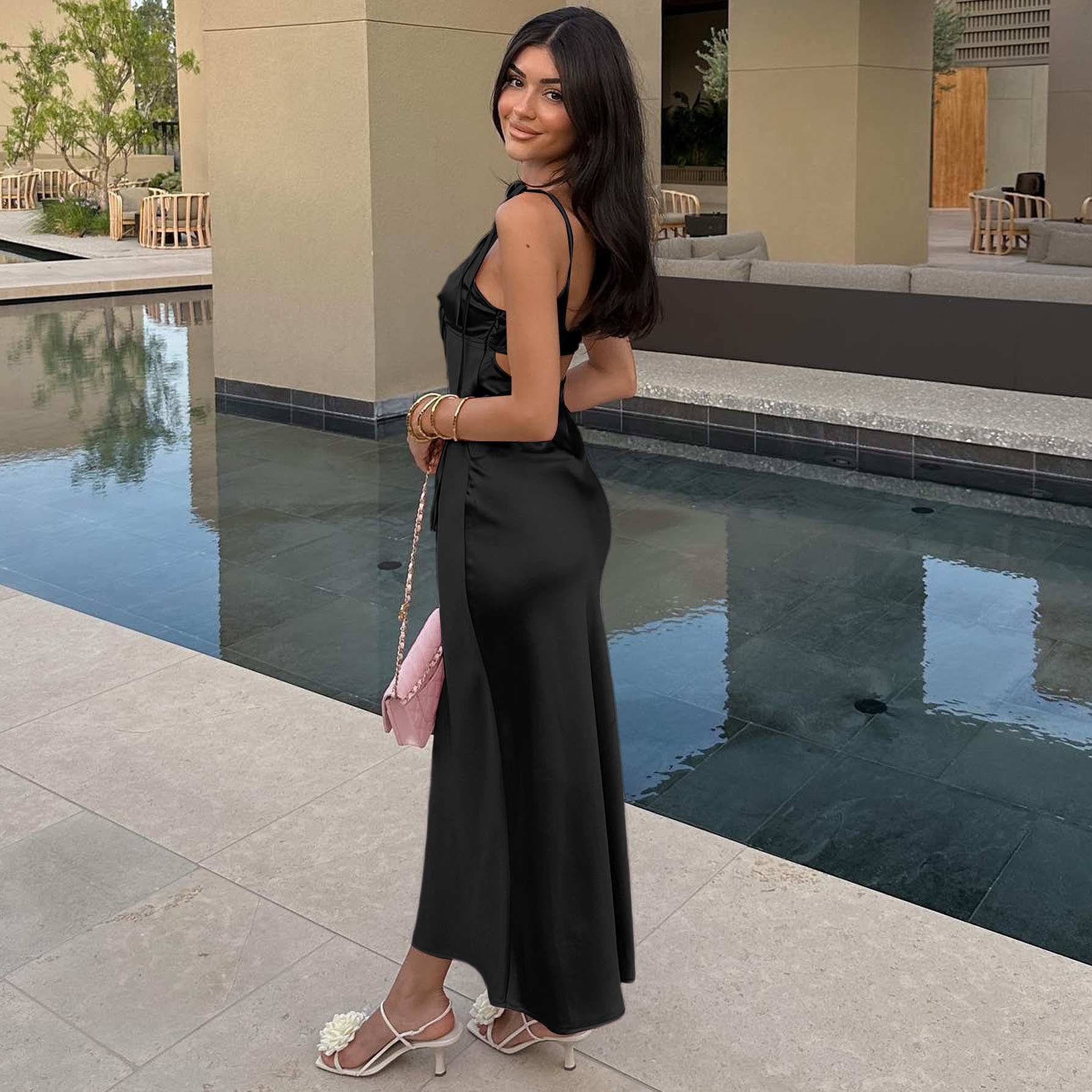 ChicShe 2025 Robe longue sans manches en satin, décolleté en V et bretelles à nouer, collection été 2025 pour femmes_voghion.com