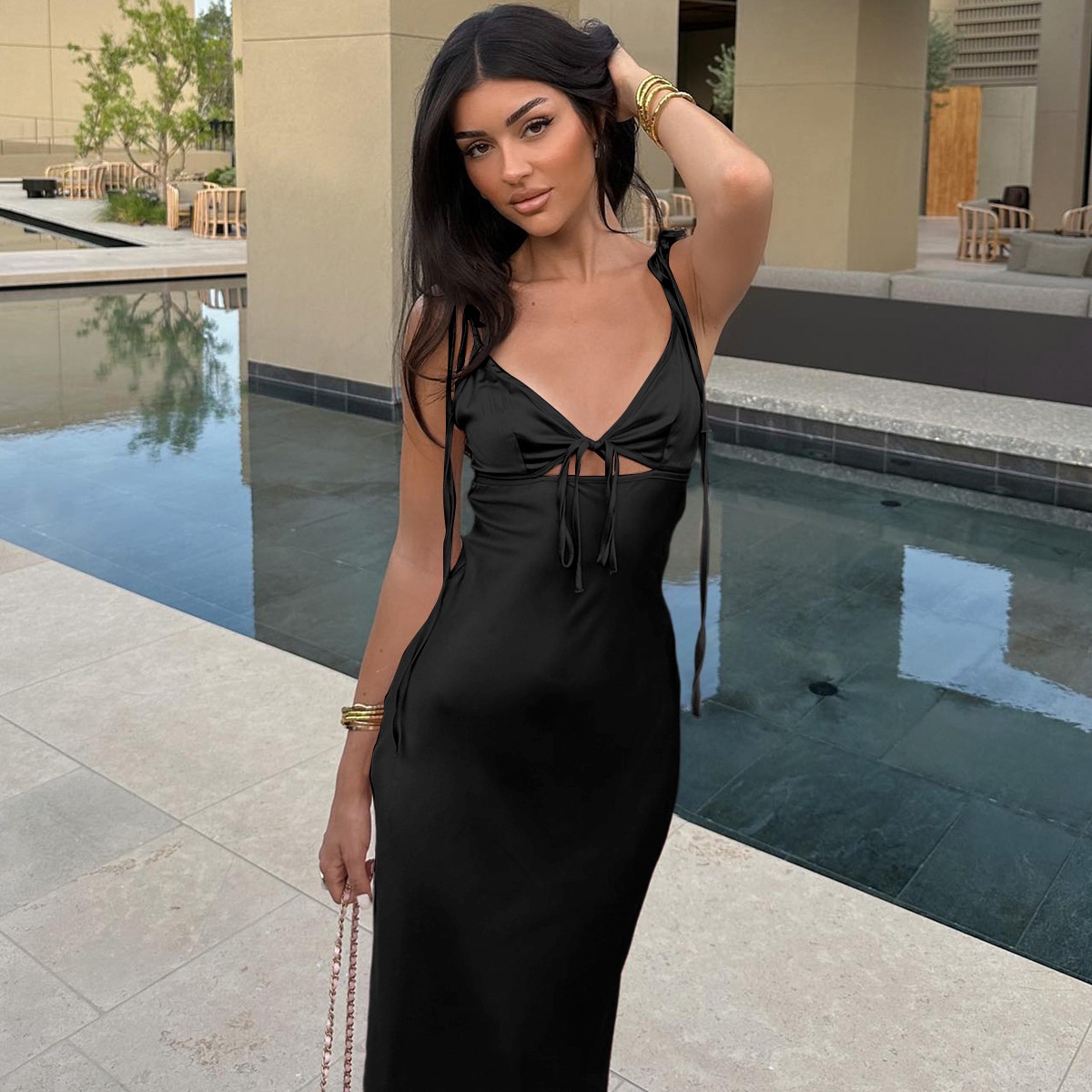 ChicShe 2025 Robe longue sans manches en satin, décolleté en V et bretelles à nouer, collection été 2025 pour femmes_voghion.com