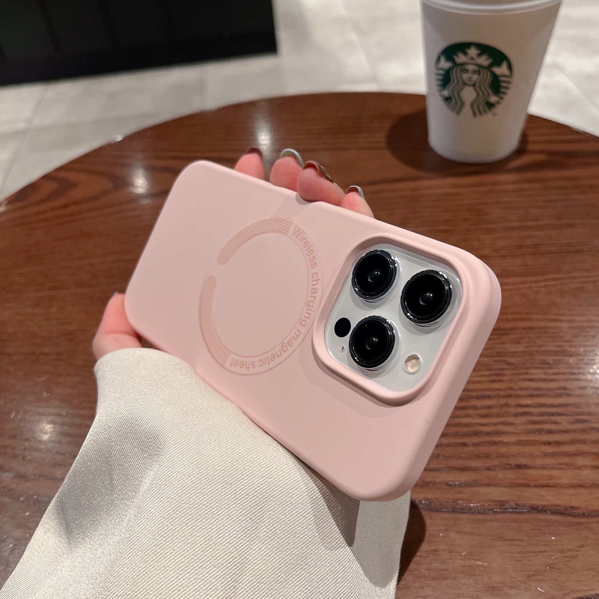 Étui de téléphone TechGlobe compatible avec iPhone 17 Pro Max, chargement magnétique liquide, en silicone avec large ouverture, protection antichoc 14 pouces_voghion.com