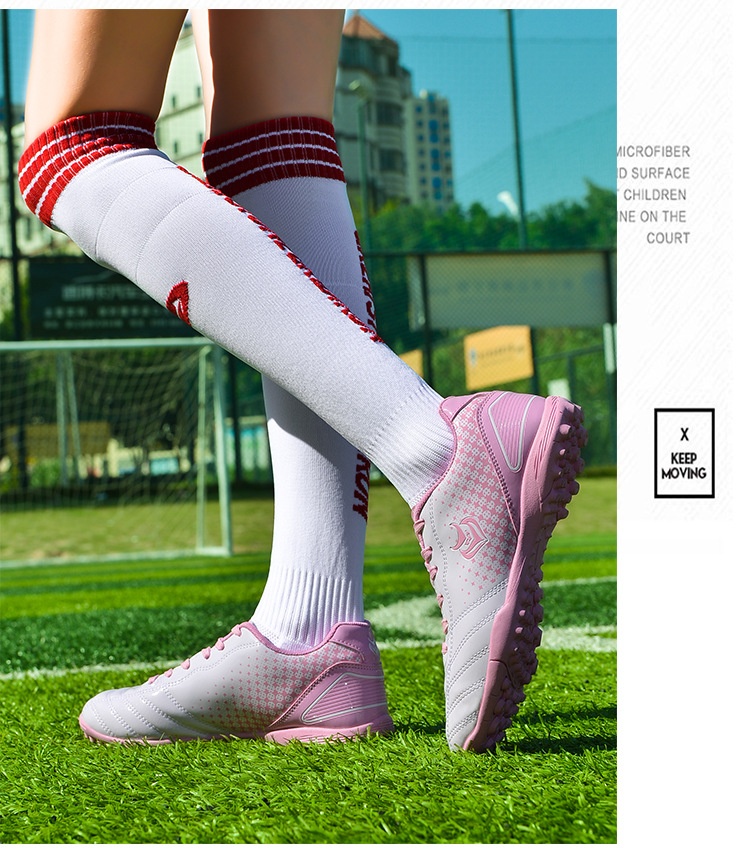 Zapatillas de entrenamiento de fútbol para mujer, estilo coreano, con tachuelas, para niños y niñas, de ShoeGlobe Wholesale. Disponibles en color rosa._voghion.com