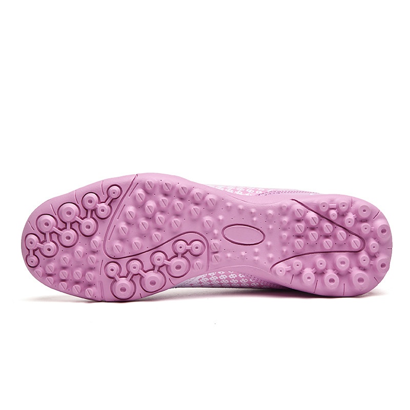 Zapatillas de entrenamiento de fútbol para mujer, estilo coreano, con tachuelas, para niños y niñas, de ShoeGlobe Wholesale. Disponibles en color rosa._voghion.com