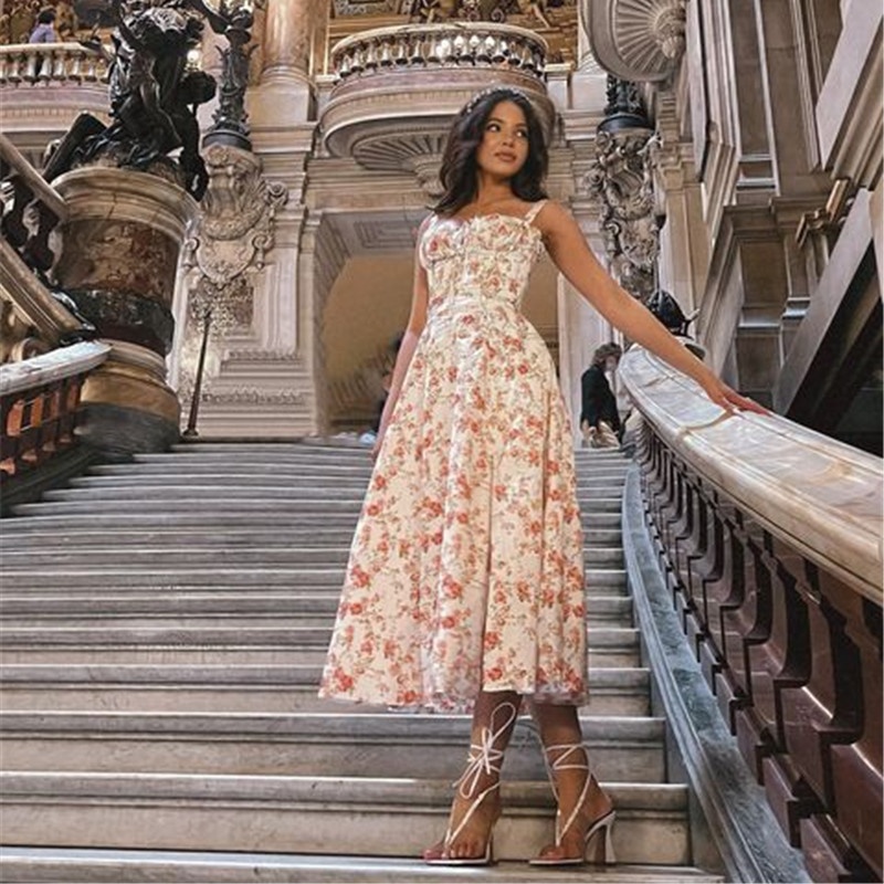 Elegantes Kleid von ChicShe im europäisch-amerikanischen Stil mit französischem Blumenmuster, Trägern, Fischgrätengürtel in der Taille und Schlitz._voghion.com