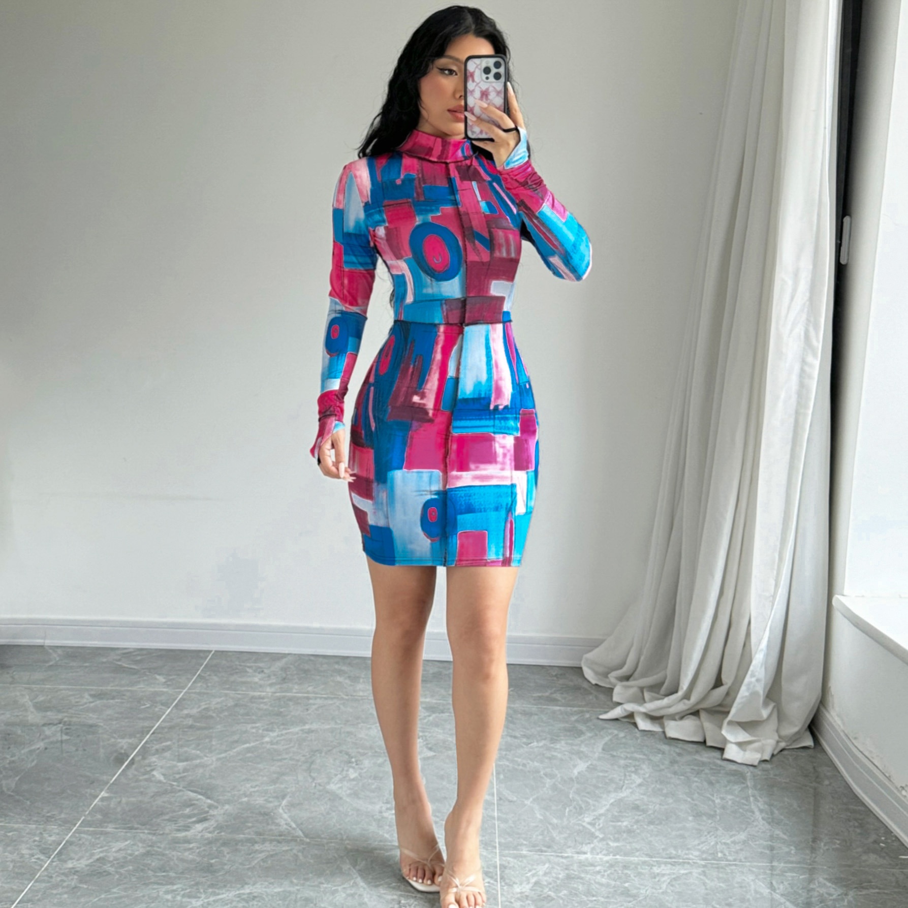 ChicShe Collection Printemps 2025 - Robe moulante courte à manches longues et col montant, imprimé peinture à l'huile, collection femme, vente en gros_voghion.com