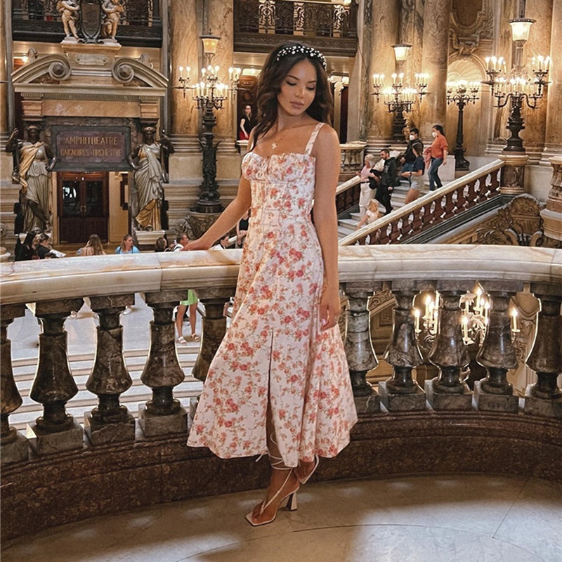 Elegantes Kleid von ChicShe im europäisch-amerikanischen Stil mit französischem Blumenmuster, Trägern, Fischgrätengürtel in der Taille und Schlitz._voghion.com