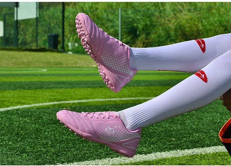Zapatillas de entrenamiento de fútbol para mujer, estilo coreano, con tachuelas, para niños y niñas, de ShoeGlobe Wholesale. Disponibles en color rosa._voghion.com