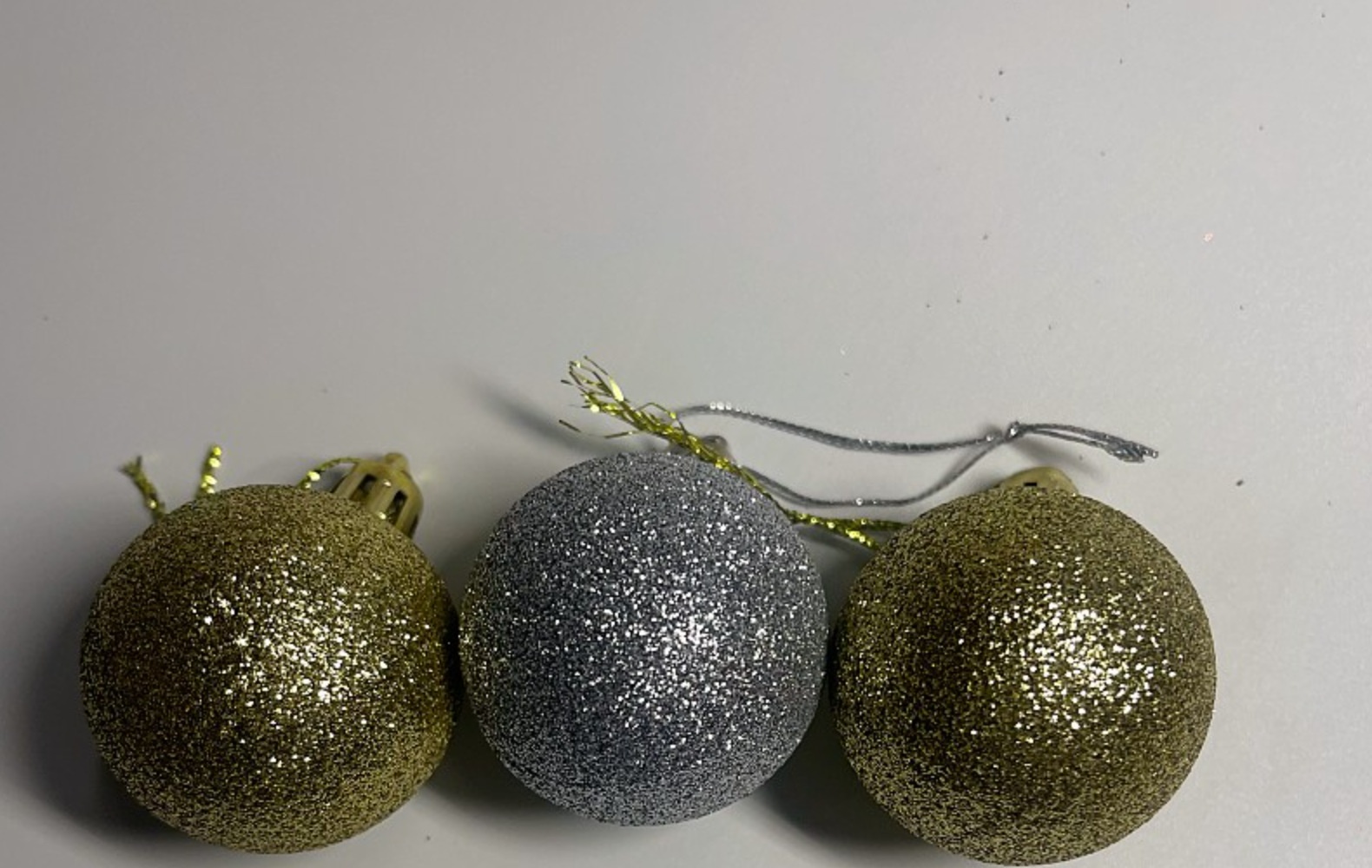 Boules décoratives de Noël en plastique pailleté en vrac, 3/4/5/6/8 cm, pour fêtes et festivals, de Lillian Factory Direct Supply_voghion.com