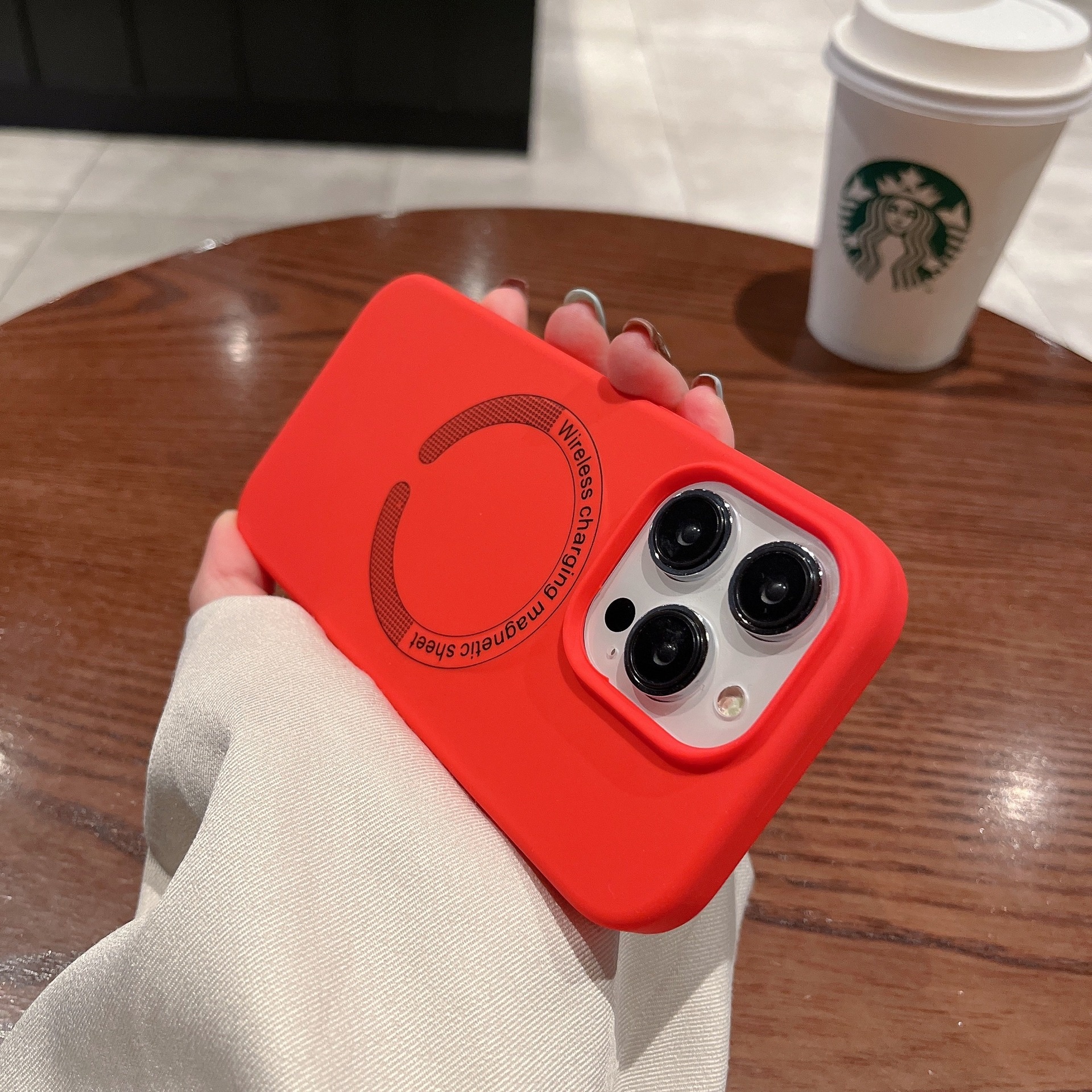 Étui de téléphone TechGlobe compatible avec iPhone 17 Pro Max, chargement magnétique liquide, en silicone avec large ouverture, protection antichoc 14 pouces_voghion.com