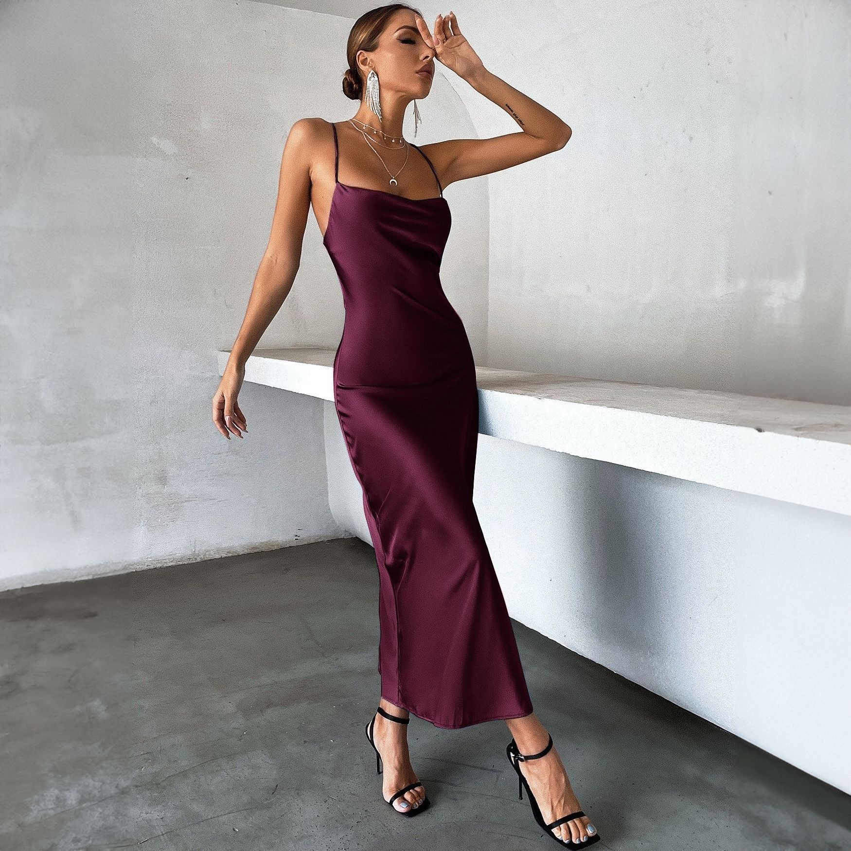 ChicShe – Europäischer und amerikanischer Stil, grenzüberschreitend, Sommer 2024, neue Mode, ärmellos, figurbetont, sexy, in reinem Schwarz, mit Trägern_voghion.com