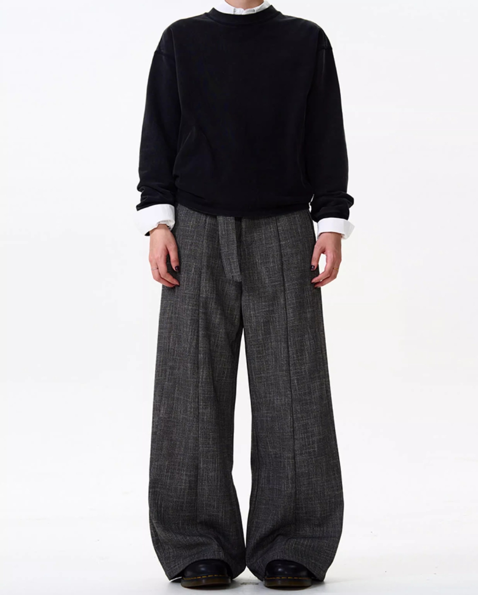 Lässige Herrenhose im Vintage-Stil mit elegantem Drapé, hochwertiger Textur und geradem Bein._voghion.com