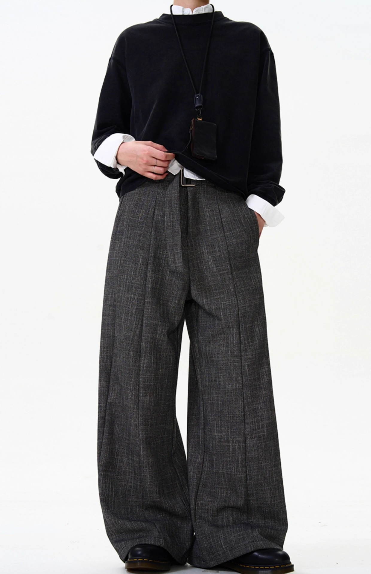 Lässige Herrenhose im Vintage-Stil mit elegantem Drapé, hochwertiger Textur und geradem Bein._voghion.com